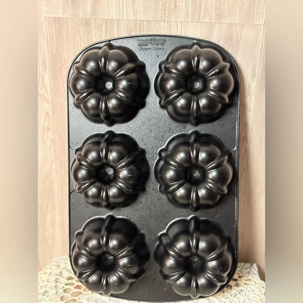 Nordic Ware Premium Black Non-Stick Mini Bundtlette Muffin Pan